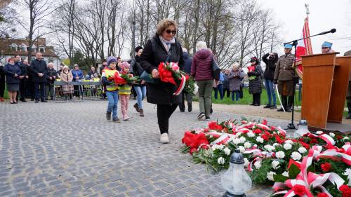 Uroczyste złożenie kwiatów pod pomnikiem podczas obchodów 83. rocznicy Zbrodni Katyńskiej